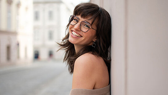 Junge Frau mit Piloten-Brille im Freien