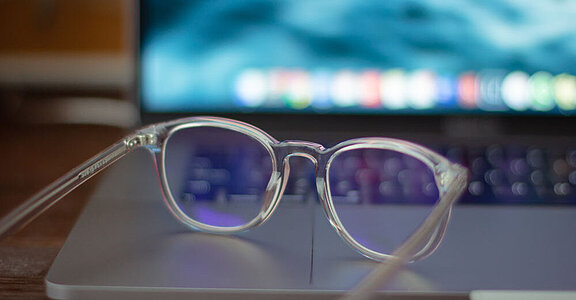 Bildschirmbrille vor einem Laptop