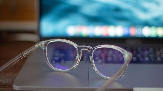 Bildschirmbrille vor einem Laptop
