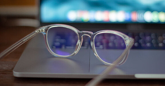 Bildschirmbrille vor einem Laptop