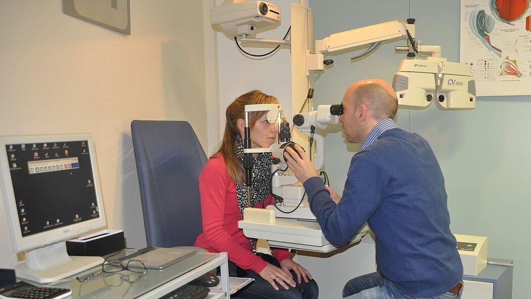 Mayr United Optics - Ein Optiker bei der Arbeit