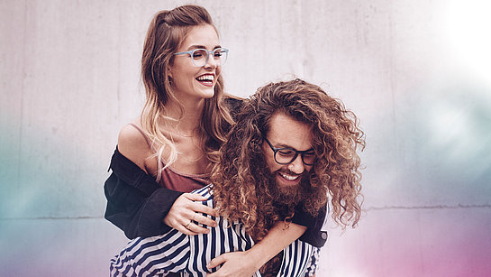 Eine Frau und ein Mann mit langen Haaren tragen C/ME Brillen