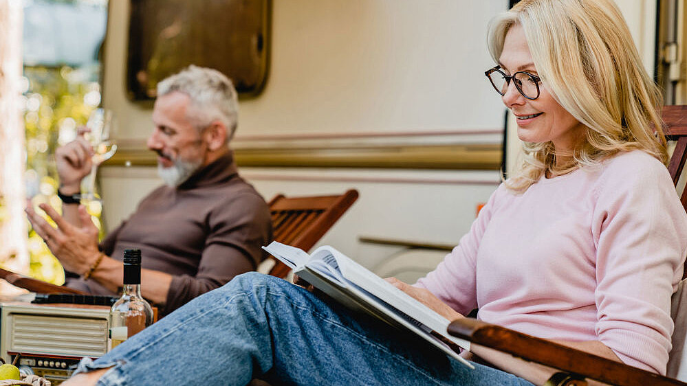 Frau mit Brille liest ein Buch
