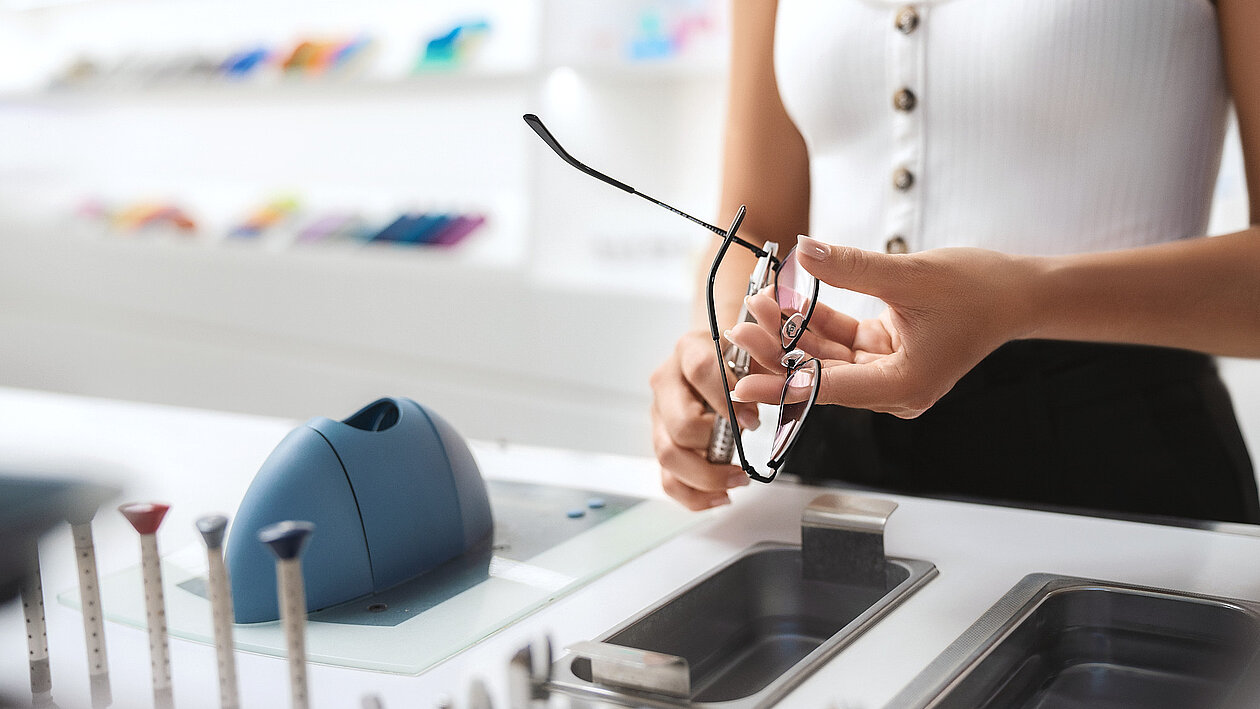 Eine Brille wird mit Werkzeugen angepasst