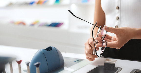 Eine Brille wird mit Werkzeugen angepasst