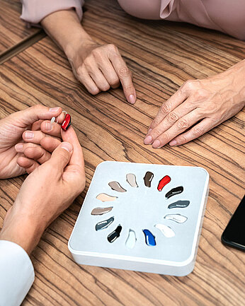 Verschiedenfarbige Hörgeräte auf einem Tisch