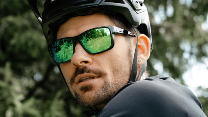 Junger Herr mit Sportbrille und Fahrradhelm