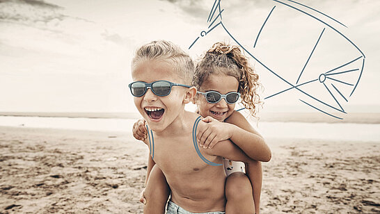 Kinder am Strand mit Sonnenbrille