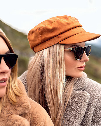 Zwei Damen mit Sonnenbrillen und warmen Pullovern