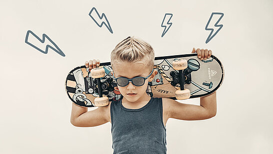 Ein Junge mit Sonnenbrille und Skateboard