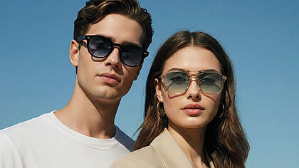 Junge Dame und Herr mit Sonnenbrillen mit farbigen Gläsern