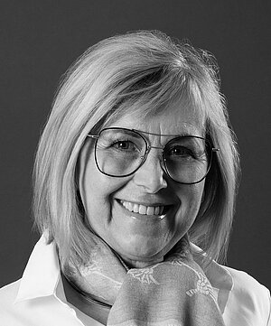 United Optics Vogelhuber Team Portrait Renate Sam