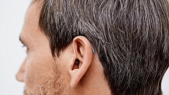 Nahaufnahme eines Ohrs mit Hörgerät