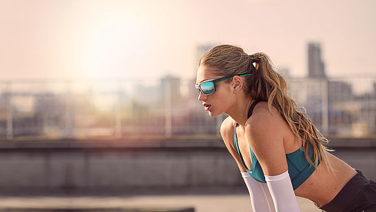 Läuferin mit Sportbrille