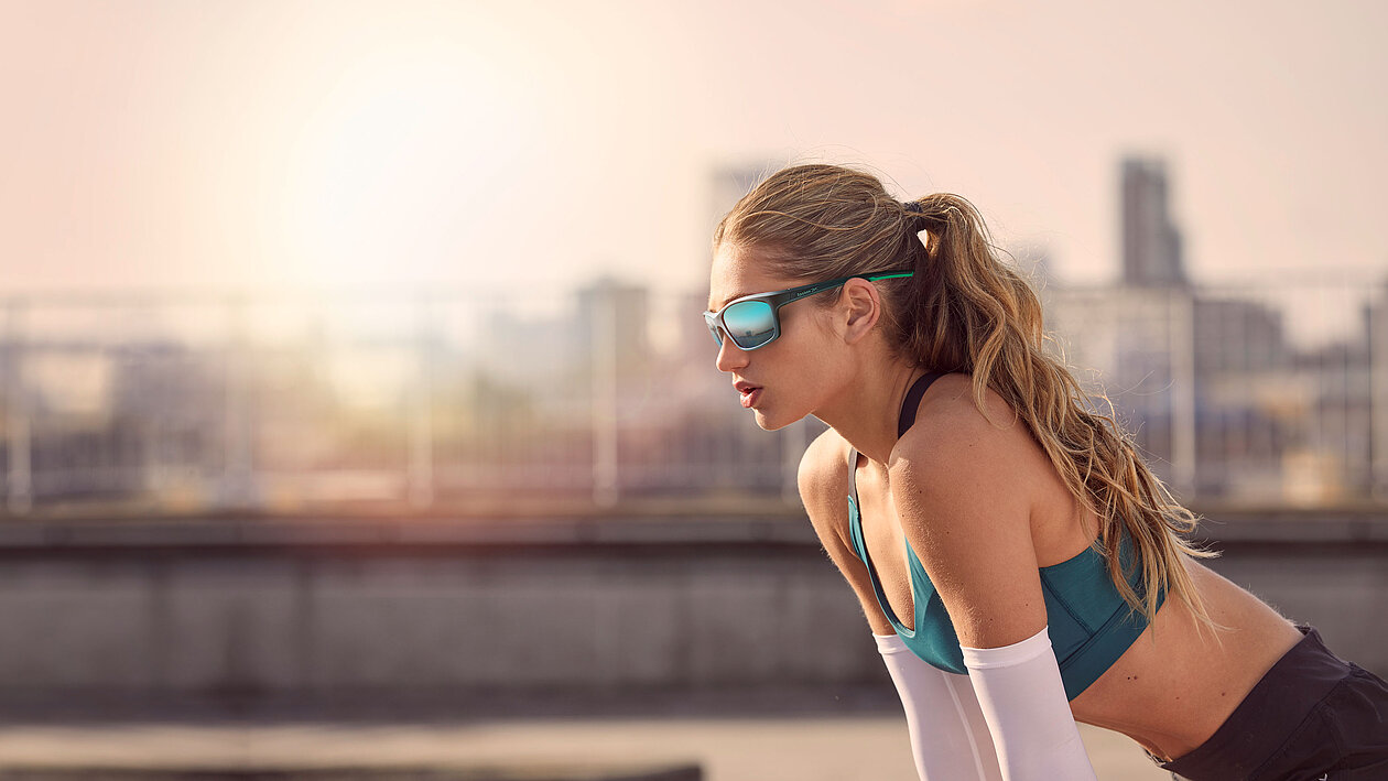 Läuferin mit Sportbrille