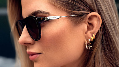 Portrait einer Frau mit modischer Sonnenbrille von Calvin Klein