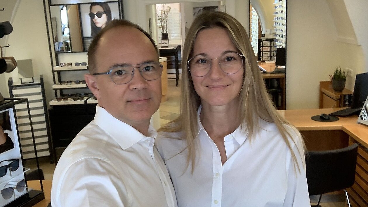 Portrait zweier Personen im Optikergeschäft 