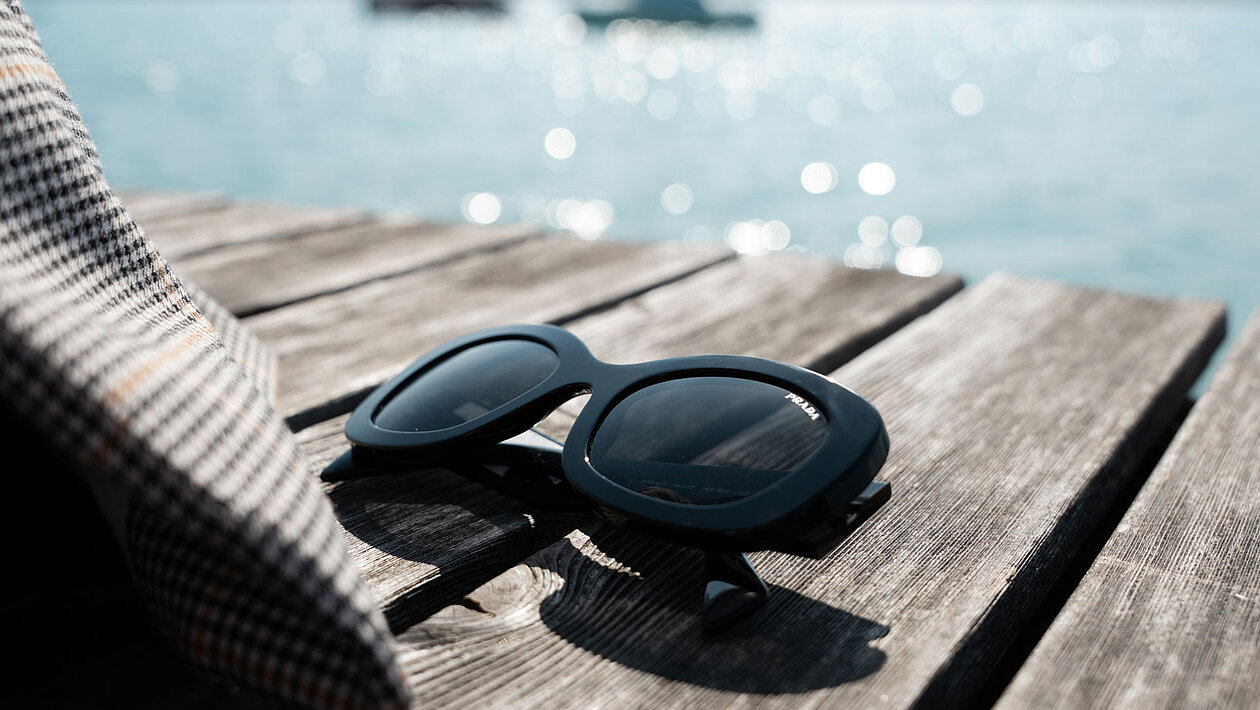 Nahaufnahme einer Sonnenbrille auf einem Steg