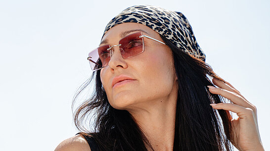 Junge Dame mit rosa Sonnenbrille