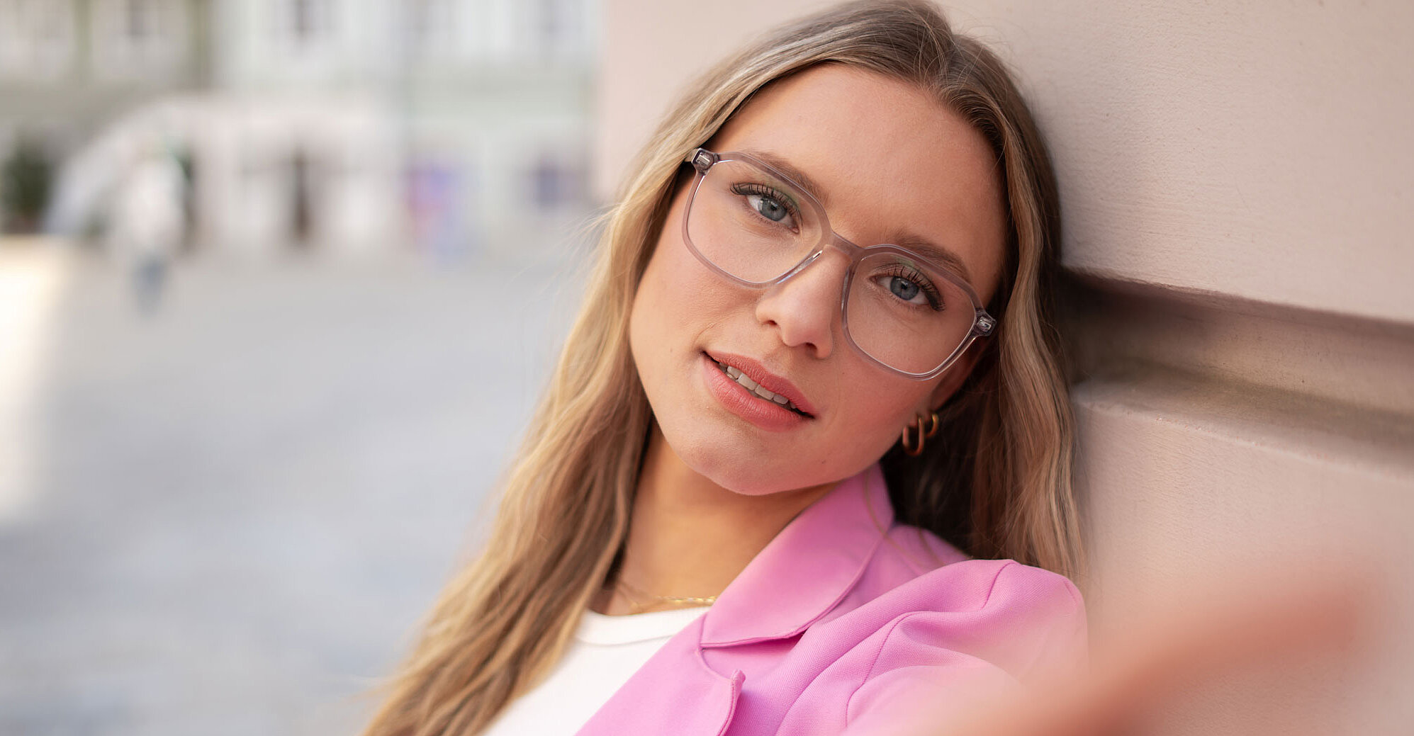 Junge Frau mit eckiger Brille im Freien
