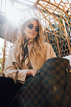 Junge Dame mit Sonnenbrille im Strandkorb