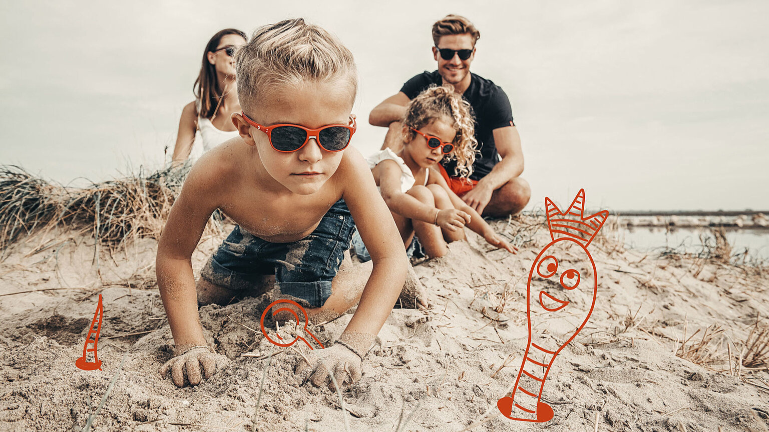 Kinder am Strand mit Sonnenbrille