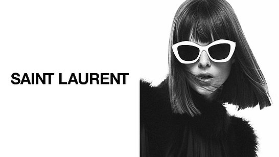 Schwarz-weiß-Aufnahme einer Dame mit Saint Laurent Sonnenbrille