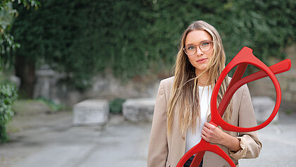 Eine Frau und ein Mann mit Brillen