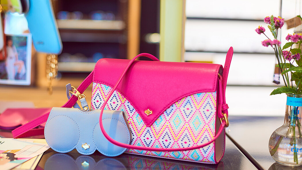 Nahaufnahme einer rosa Handtasche