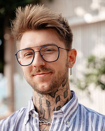 Junger Mann mit Piloten-Brille im Freien