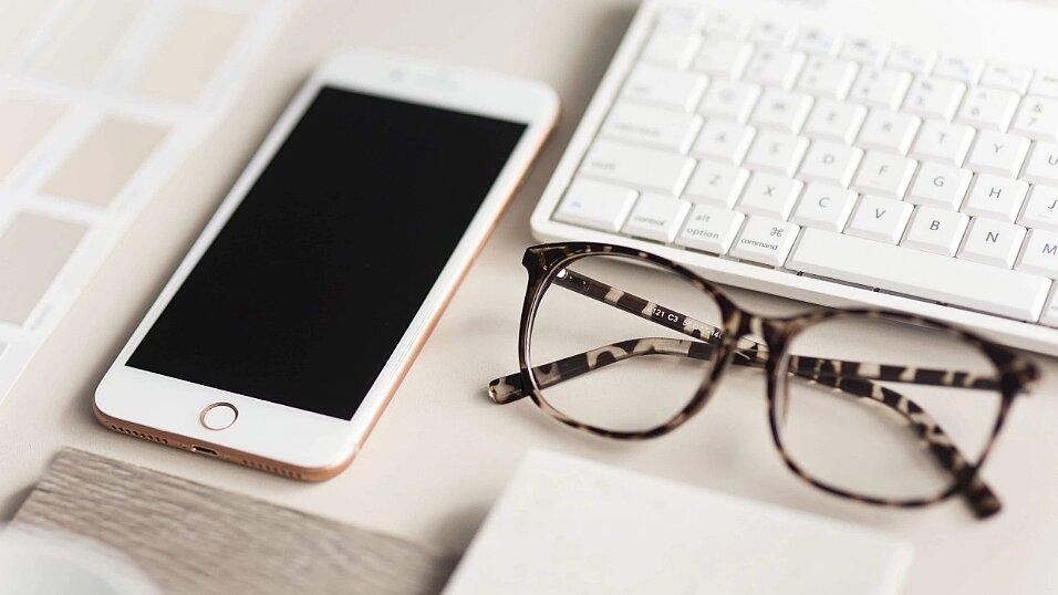 Smartphone und Brille Nahaufnahme