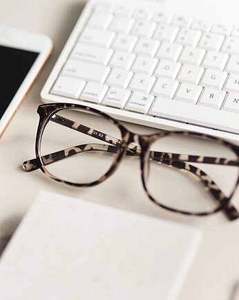 Eckige Brille auf Tisch