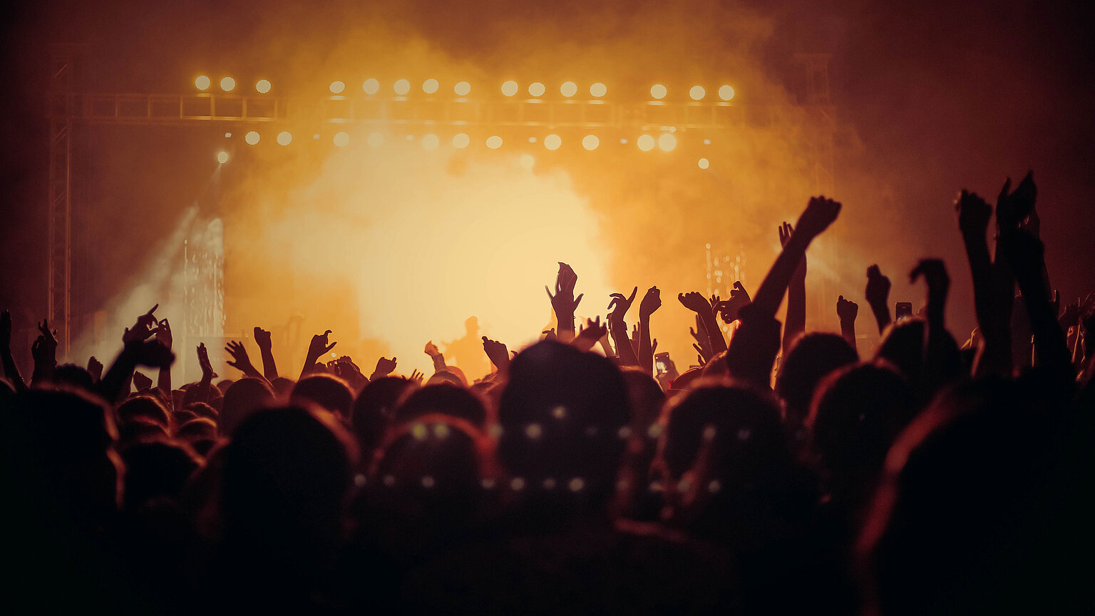Menschenmasse vor einer Konzert-Bühne