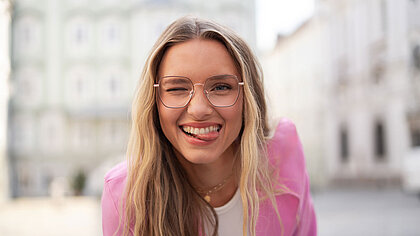 Junge Dame mit Metallbrille im Freien