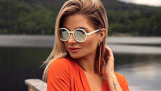 Portrait einer Dame mit Sonnenbrille am See