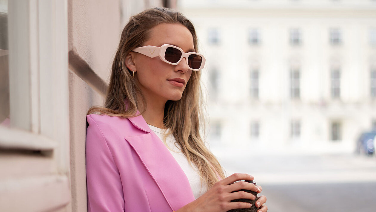 Junge Dame mit Sonnenbrille im Freien