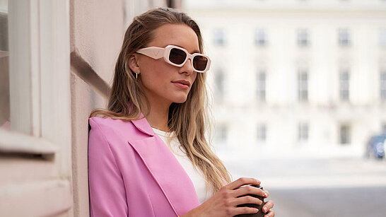 Junge Dame mit Sonnenbrille im Freien