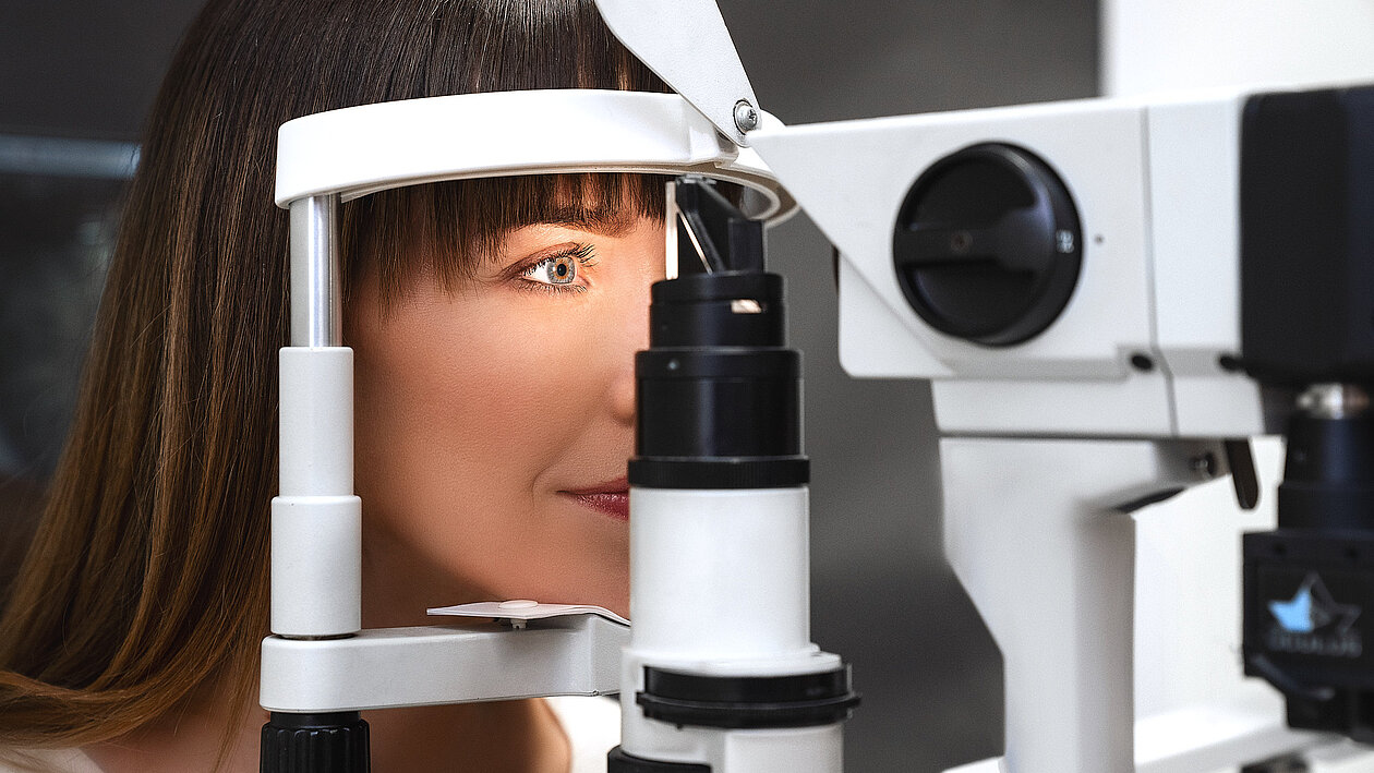 Nahaufnahme einer Dame, die gerade einen Sehtest durchführt