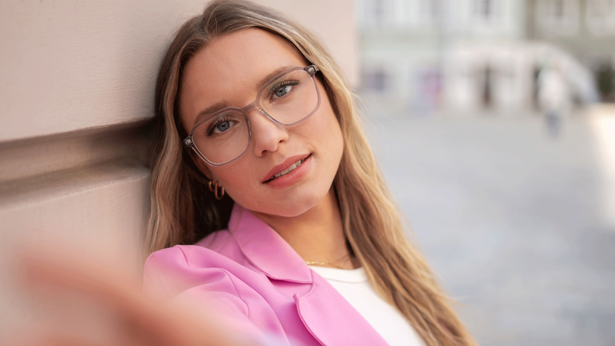 Junge Dame mit rosa Brille im Freien