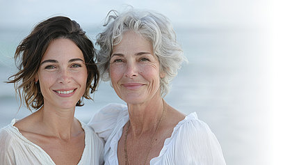 Eine junge und eine ältere Dame am Strand